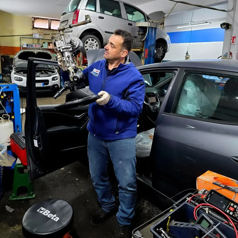 Gaspare Franchetti al lavoro nell'autofficina Tano Evoluzione