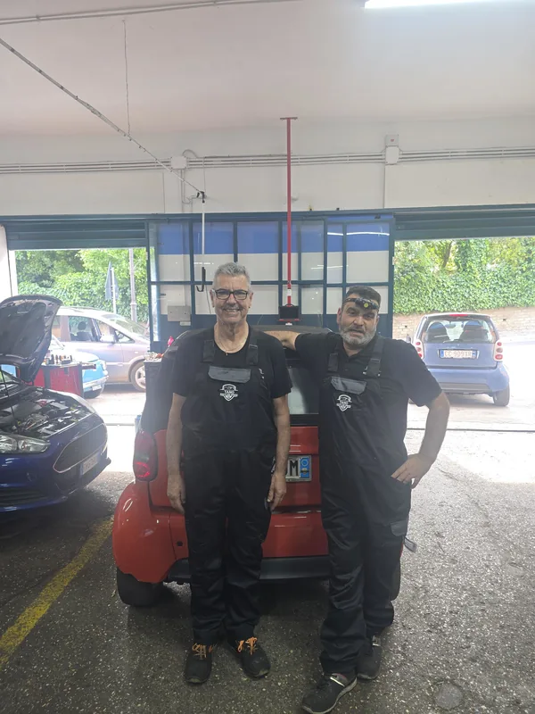 Il team davanti all'ingresso dell'officina